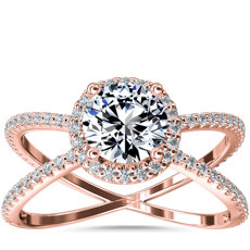 Anillo de compromiso con halo de diamantes oculto y cuerpo dividido en forma de “X” en oro rosado de 14 k (1/2 qt. total)